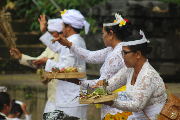 Boda balinesa en el Tirta Ganga