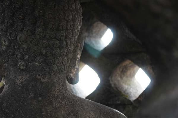 Una de las estatuas de Budha dentro de las campanas del Borobudur