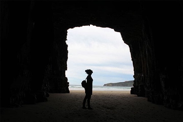 Jugando con las sombras en Cathedral Cove en la región de Catlins.