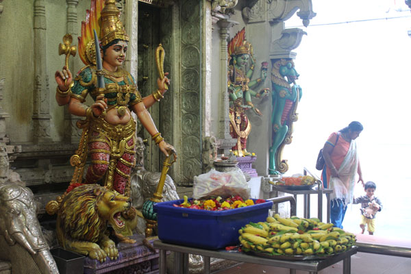 Dentro de Sri Veeramakaliamman en Singapur