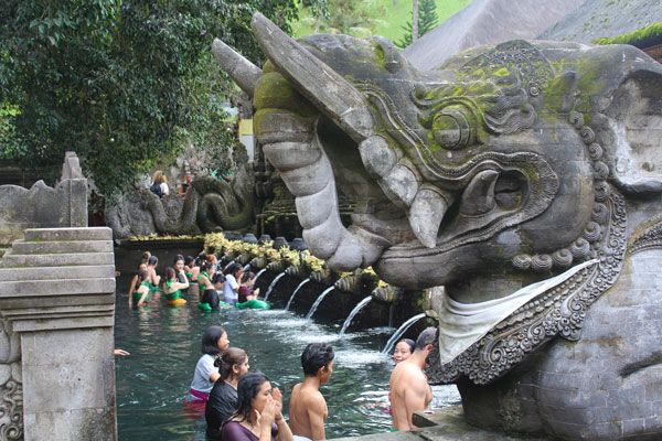 Las fuentes sagradas del Tirta Empul