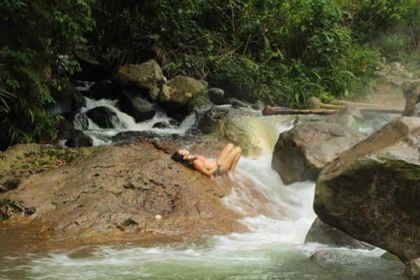 A veces toca relajarse, y qué mejor que unas termas naturales en medio del bosque