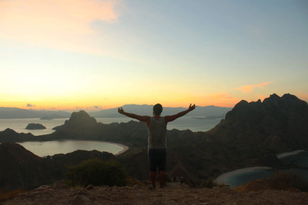 Viendo el atardecer desde la cima de Rinca en el Parque Nacional de Komodo