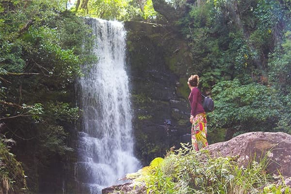 Montse en las McLean falls. Una de las mejores cascadas de Nueva Zelanda