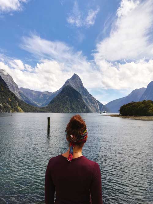 Montse mirando el fiordo Milford Sound