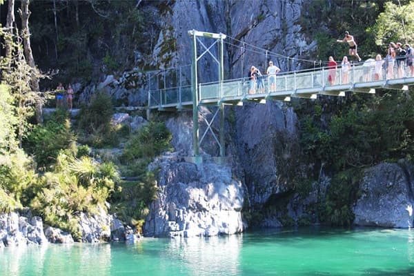 Subidón de adrenalina desde el puente en las Blue Pools