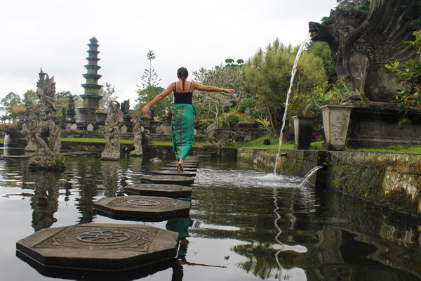 Saltando por las fuentes del Tirta Ganga