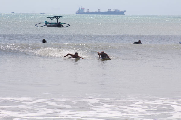 Probando el surf en Jimbaran